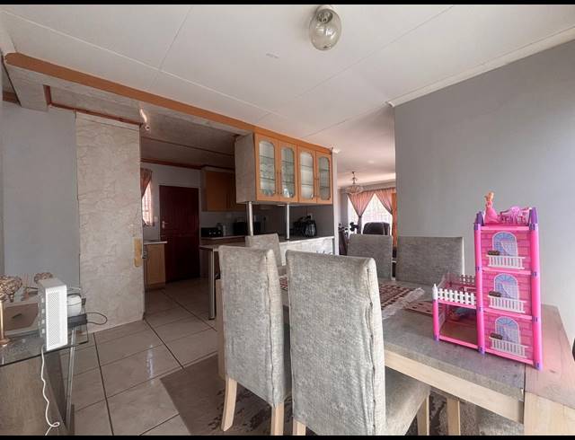 3 BEDROOM HOUSE TO LET IN MANDELA VIEW